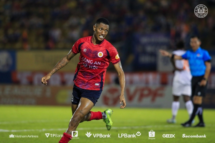 Tiền vệ Brazil bất ngờ chia tay tân vương V.League-859580