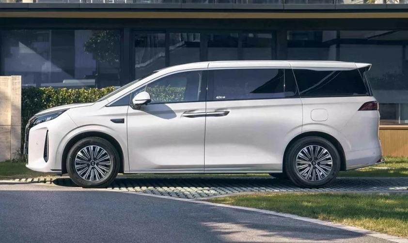 BYD Linghui M9 (2)