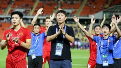 HLV Kim Sang Sik tạo nên cơn ác mộng chưa từng thấy cho bóng đá Thái Lan